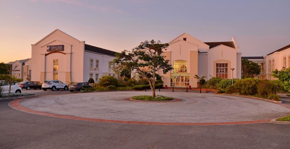 Town Lodge George Bagian luar foto