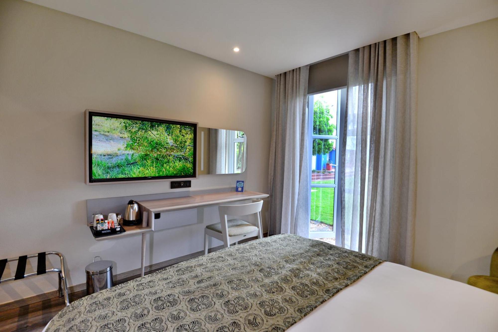 Town Lodge George Bagian luar foto