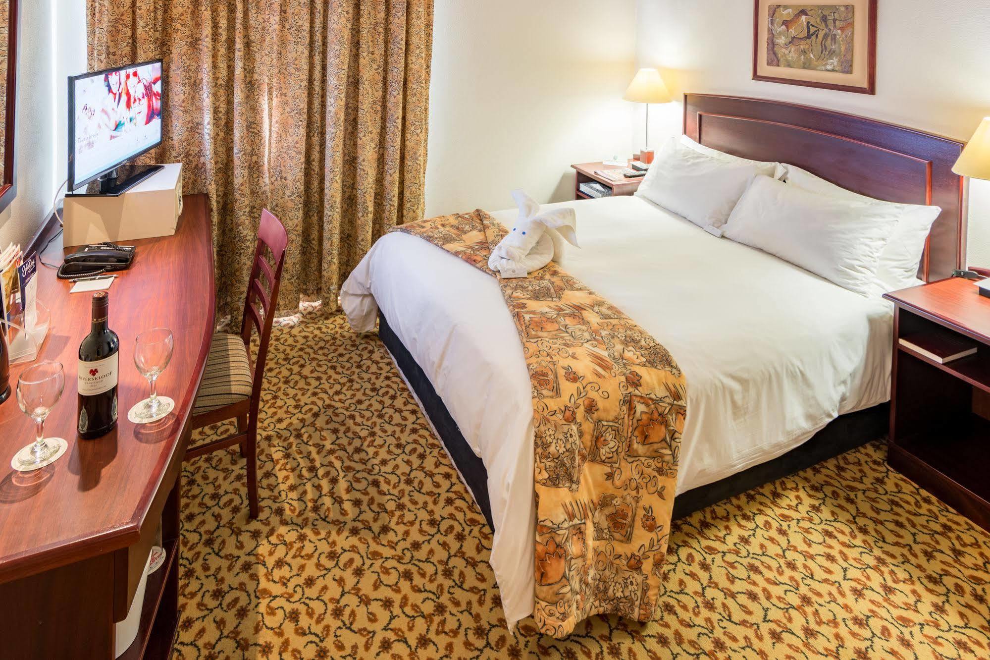 Town Lodge George Bagian luar foto