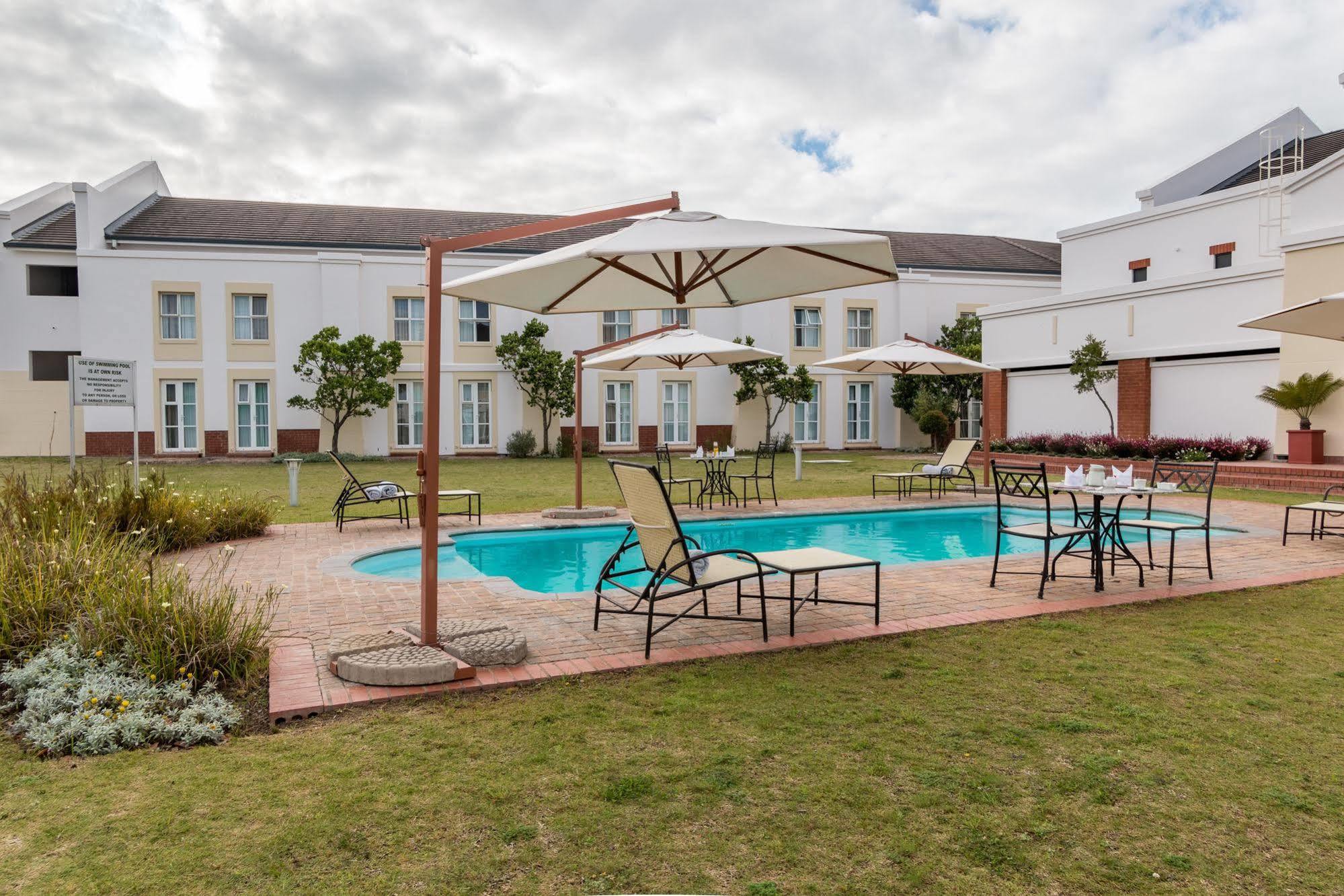 Town Lodge George Bagian luar foto